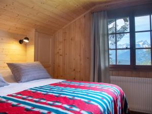 Rúm í herbergi á Chalet Chalet L'Escapade by Interhome