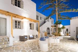a courtyard of a house with a table and chairs at Swell S7 new 2 bd flat in Naousa in Naousa
