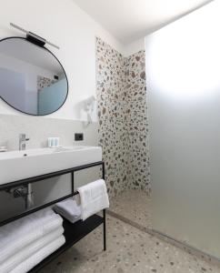 Postel nebo postele na pokoji v ubytování Hotel Delaville Frontemare + 37 fotografií