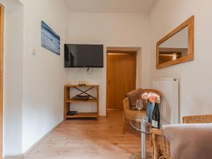 Televízia a/alebo spoločenská miestnosť v ubytovaní Apartment Rübezahl-2 by Interhome + 21 fotografií