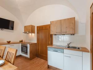 Kuchyňa alebo kuchynka v ubytovaní Apartment Rübezahl-2 by Interhome