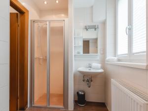 Kúpeľňa v ubytovaní Apartment Rübezahl-2 by Interhome