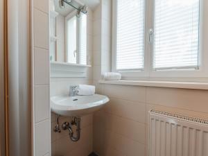 Kúpeľňa v ubytovaní Apartment Rübezahl-2 by Interhome