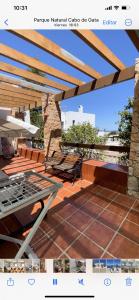 Un patio con parrilla y mesa y sillas. en Villa Garriga, en Las Negras 3 fotos más