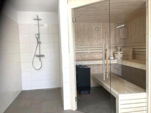 una doccia in un bagno con box doccia in vetro di Meeresjuwel-Coralie a Dahme Altre 28 foto