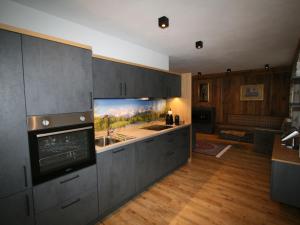 Η κουζίνα ή μικρή κουζίνα στο Apartment Erzherzog's Apts Kaiser und Alpenlodge by Interhome