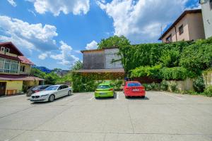 a group of cars parked in a parking lot at Pensiunea Domneasca in Piteşti