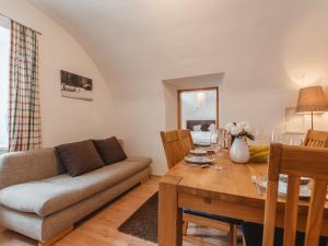 una sala de estar con un sofá y una mesa en Apartment Rübezahl-1 by Interhome, en Bad Hofgastein