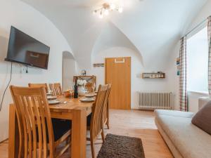 Un comedor y una sala de estar con mesa y sillas. en Apartment Rübezahl-1 by Interhome, en Bad Hofgastein 21 fotos más