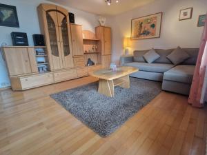 a living room with a couch and a coffee table at Schöne Wohnung mit Terrasse nahe Schweizer Grenze in Küssaberg
