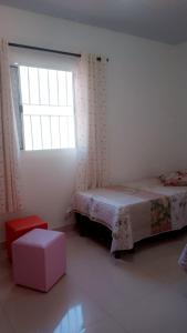 a white room with two beds and a window at Escondidinho da Serra in Serra Negra