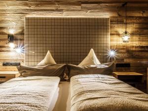 twee bedden naast elkaar in een kamer bij Holiday Home Bergsteiger - Chalet by Interhome in Sölden