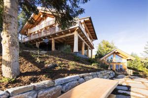 una casa en una colina con una pared de piedra en Chalet Tannenhaus, en Gmünd in Kärnten