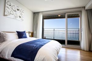 Postel nebo postele na pokoji v ubytování Lapis Hotel Namhae + 37 fotografií
