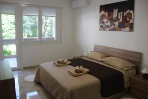 una camera da letto con due letti con asciugamani sopra di Felix Grado a Grado-Pineta