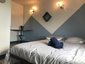 Ένα ή περισσότερα κρεβάτια σε δωμάτιο στο L'ASTORIA 6 - Centre Ville - Proche des Thermes - Ancien Palace