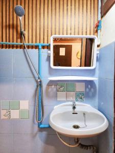 Ένα μπάνιο στο 109 Homely Apartment Free Wi-Fi Near BTS +16 φωτογραφίες