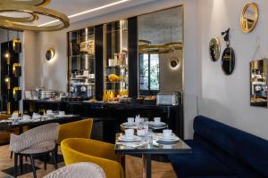 a restaurant with tables and chairs and a bar at Hotel Le 10 BIS in Paris