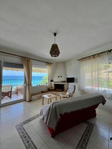 una camera da letto con un letto e vista sull'oceano di Blue Horizon Apartment a Siviri