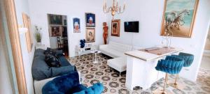 a living room with a couch and a table at Appartamento Arte in Imperia