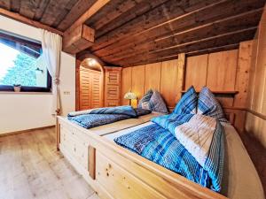 Postel nebo postele na pokoji v ubytování Holiday Home zur schönen Aussicht by Interhome