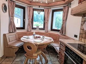 Kuchyň nebo kuchyňský kout v ubytování Holiday Home zur schönen Aussicht by Interhome