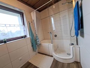 Koupelna v ubytování Holiday Home zur schönen Aussicht by Interhome