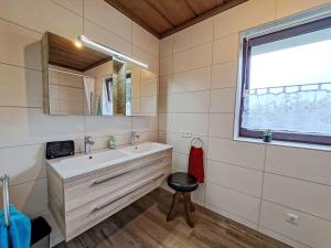 Kuchyň nebo kuchyňský kout v ubytování Holiday Home zur schönen Aussicht by Interhome
