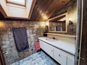 Koupelna v ubytování Holiday Home zur schönen Aussicht by Interhome