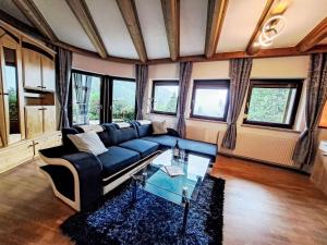 Posezení v ubytování Holiday Home zur schönen Aussicht by Interhome