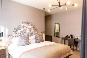 Hotel 1881 of Speyside客房内的一张或多张床位