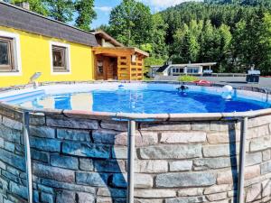 Bazén v ubytování Holiday Home zur schönen Aussicht by Interhome nebo v jeho okolí