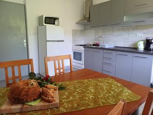 Kuchyň nebo kuchyňský kout v ubytování Apartma Ginga