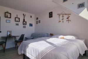 una camera da letto con un letto, una sedia e un tavolo di l'Ecrin de l'Aa - Les Mouettes a Grand-Fort-Philippe