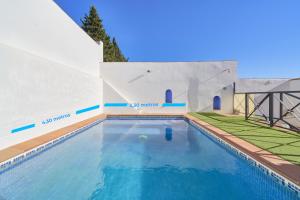 The swimming pool at or close to Finca Alcaparaín con Piscina en Caminito del Rey-Carratraca