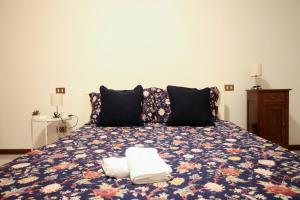 a bedroom with a bed with two towels on it at Gioiella pool lake pet friendlyBy Case al Lago in Desenzano del Garda