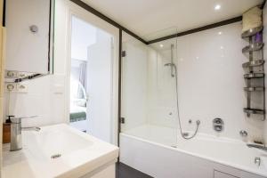 A bathroom at Eiffel Tower Vicinity Gem
