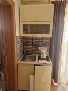 Kuchyň nebo kuchyňský kout v ubytování Guest House Damjana