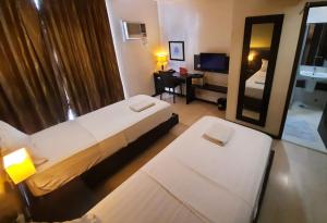Postel nebo postele na pokoji v ubytování Lorenzzo Suites Hotel Makati