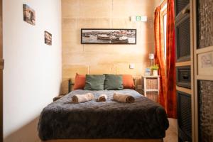 Krevet ili kreveti u jedinici u okviru objekta Sliema Heritage Townhouse Steps to Promenade, August Special Deal +35 fotografija
