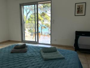 Un dormitorio con una cama con dos almohadas encima. en Grande villa face à la plage, superbe vue mer, en La Seyne-sur-Mer