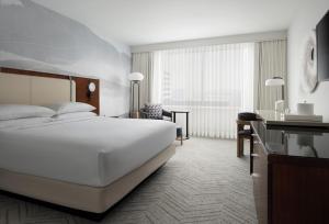 长滩Marriott Long Beach Downtown的配有床和书桌的酒店房间