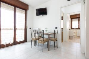 a dining room with a table and chairs at GuestHost - Casa Le Palme in Pioltello