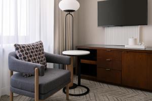Marriott Long Beach Downtown的电视和/或娱乐中心