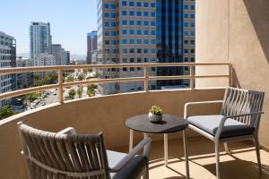 Marriott Long Beach Downtown的阳台或露台