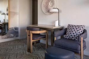 Marriott Long Beach Downtown的休息区