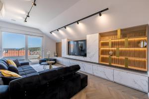 フヴァルにあるBacchus luxuryのソファとテレビのあるリビングルーム