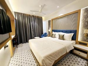 Postel nebo postele na pokoji v ubytování Hotel Golden Nest Thane + 23 fotografií