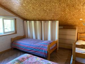 Postel nebo postele na pokoji v ubytování Le gîtânes de la grotte au lion