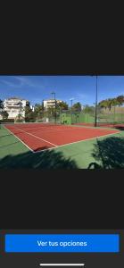 ein Fernsehbildschirm, der einen Tennisplatz zeigt mit in der Unterkunft Mirador at Island Resort in Sitio de Calahonda